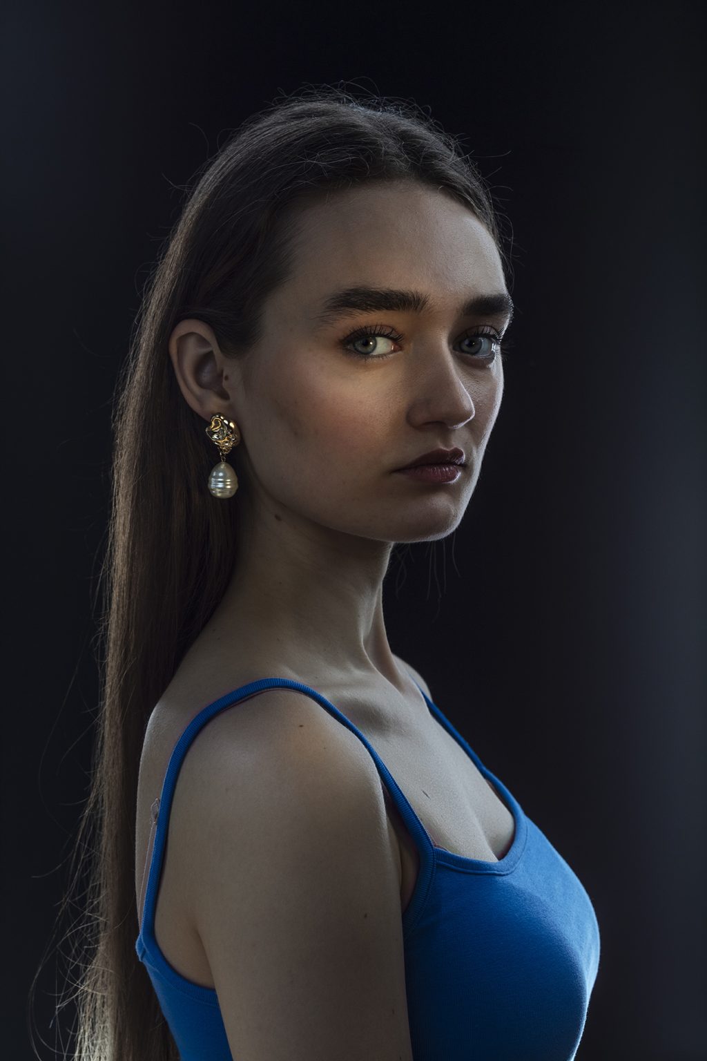 Retrato editorial en azul por Daniel Kellenberger