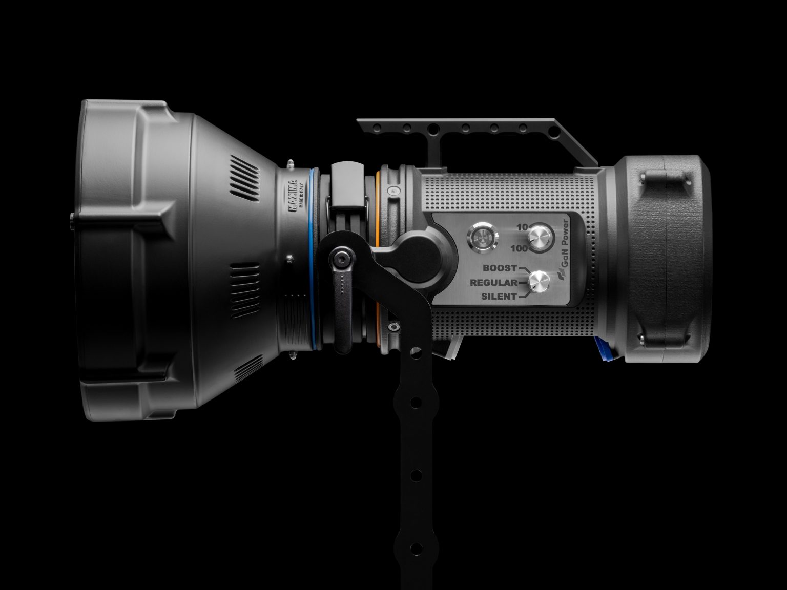 Maxima 6 MKII equipado con el reflector opcional Maxima Fresnel