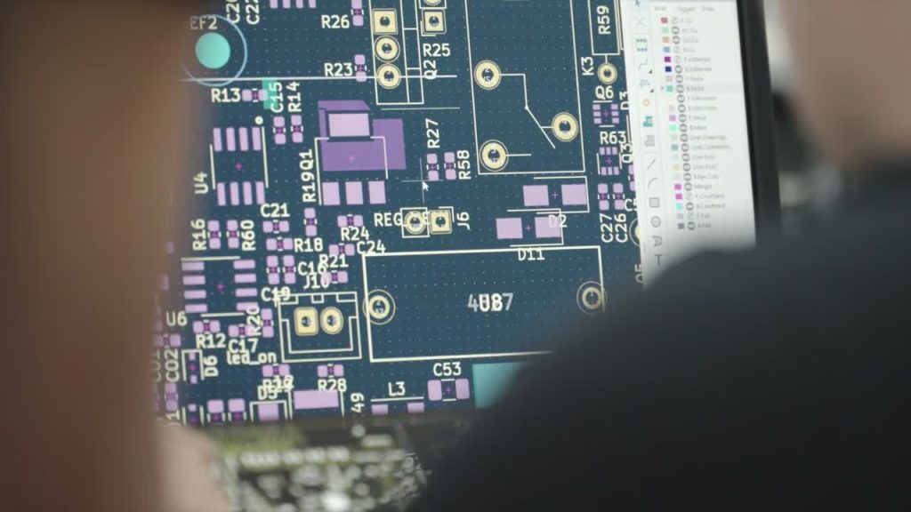 Componentes electrónicos durante el proceso de fabricación italiana de Maxima