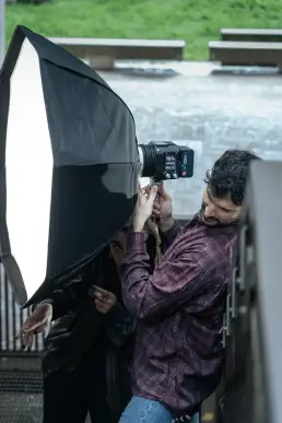 Fotógrafo ajustando una luz Maxima en el set